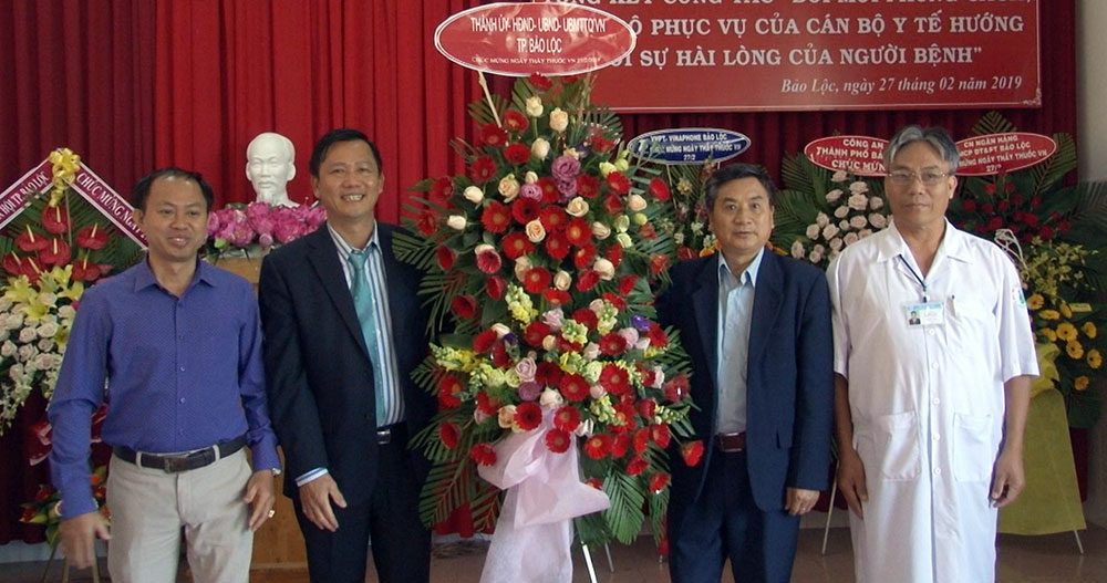 Lãnh đạo thành phố Bảo Lộc thăm và tặng hoa chúc mừng các y, bác sĩ tại Bảo Lộc. Ảnh: Quang Ngọc