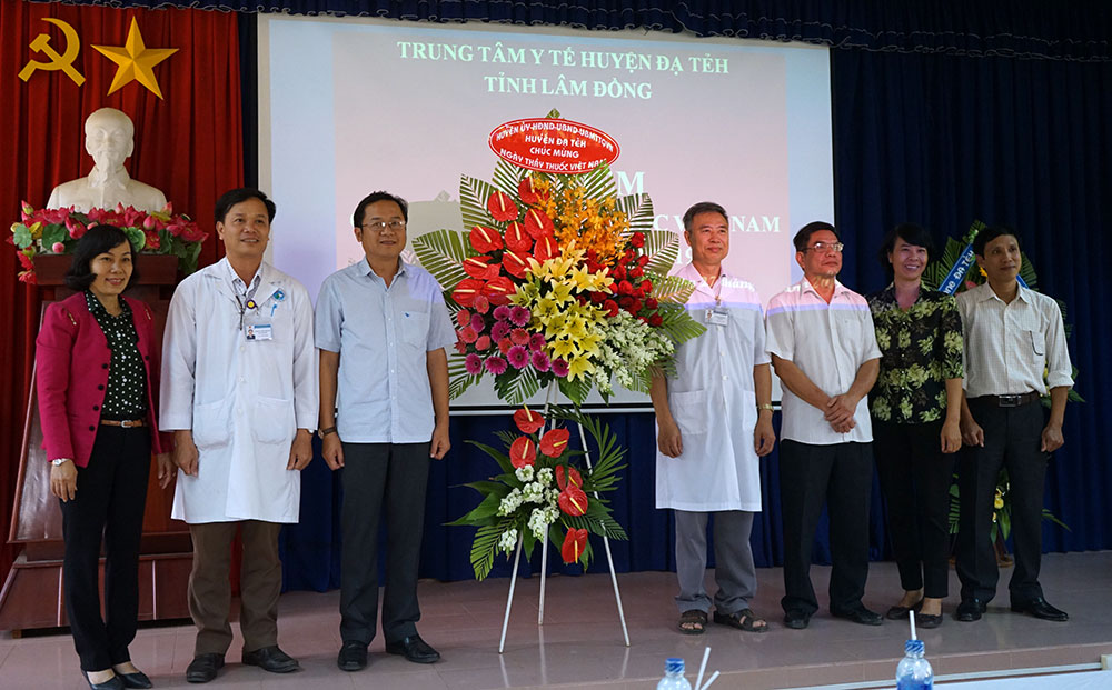 Lãnh đạo huyện Đạ Tẻh tặng hoa chúc mừng cho cán bộ, y, bác sỹ Trung tâm y tế huyện. Ảnh: Phạm Công Tám