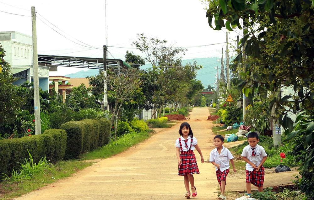 Diện mạo “sáng - xanh - sạch - đẹp” của thôn Quảng Thuận (xã Quảng Lập, huyện Ðơn Dương) hôm nay. Ảnh: H.Thắm