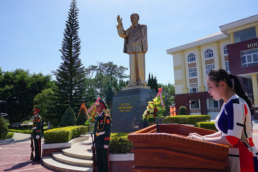 Thượng úy CN Triệu Thị Kim Quyên - Trợ lý Công đoàn-Phụ nữ báo cáo thành tích trước Tượng đài Bác