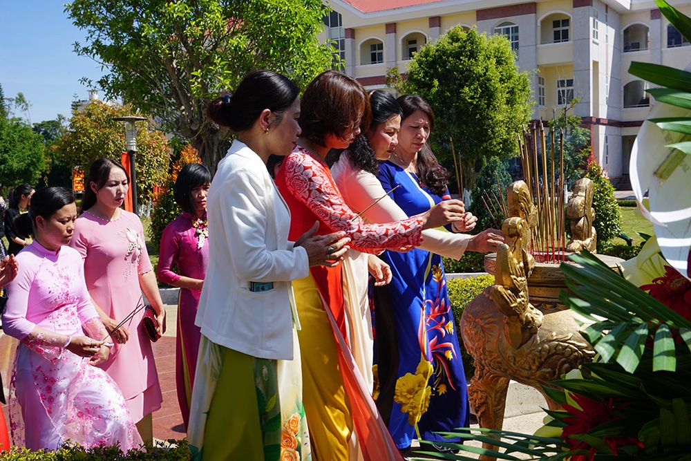Phụ nữ Học viện dâng hương tưởng nhớ Chủ tịch Hồ Chí Minh.