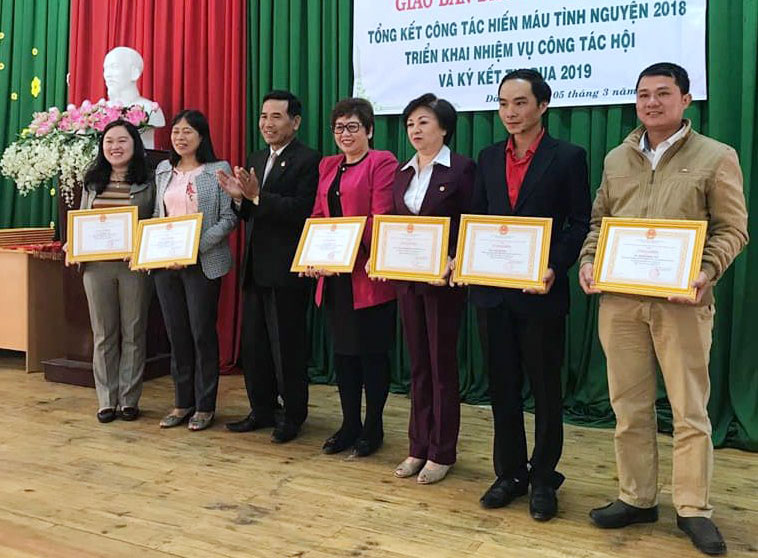 Ban chỉ đạo Hiến máu tình nguyện tỉnh biểu dương các tình nguyện viên tích cực trong phong trào hiến máu tình nguyện của Hội CTĐ Đà Lạt