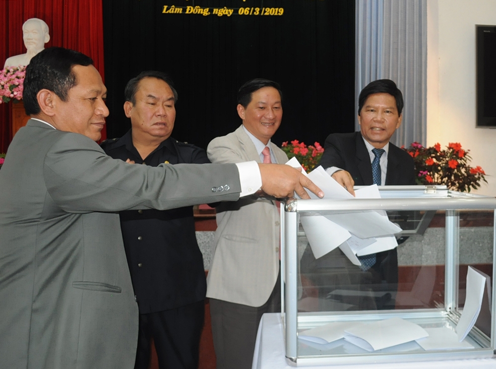 Các đại biểu tiến hành bỏ phiếu tại hội nghị