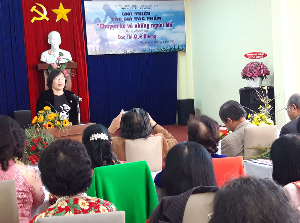 Bạn đọc đến dự buổi giới thiệu tác phẩm tại Thư viện tỉnh. Ảnh: K.N