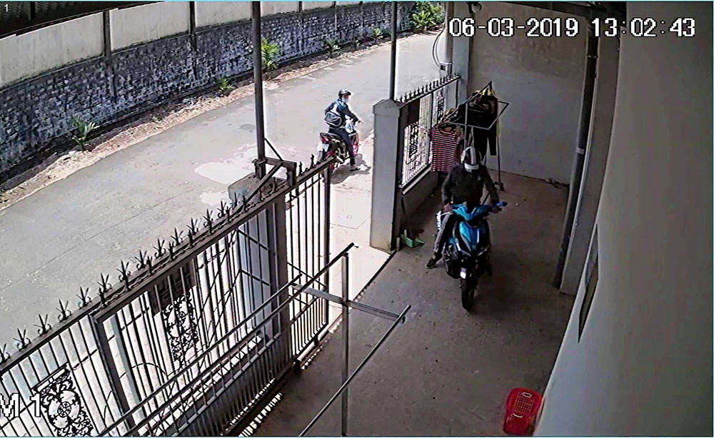  Hình ảnh tên trộm lấy xe Air Blade màu xanh - đen của anh Đỗ Quang Trung tại nhà trọ 117/13 được camera ghi lại