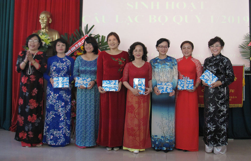 Bà Phạm Thị Mỹ Huyền -Chủ tịch Hội LHPN tỉnh tặng quà lưu niệm cho các Nữ doanh nhân tỉnh dịp 8/3