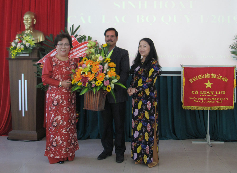 Ông Vũ Văn Tư -Phó Chủ tịch Hiệp hội Doanh nhân tỉnh Lâm Đồng tặng hoa chúc mừng CLB Nữ doanh nhân tỉnh dịp 8/3