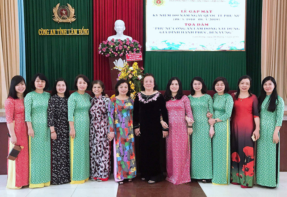 Lãnh đạo Hội LHPN tỉnh và các thế hệ cán bộ Hội Phụ nữ Công an tỉnh chụp hình lưu niệm nhân gặp mặt, tọa đàm dịp 8/3.
