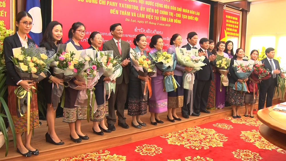 Lãnh đạo tỉnh Lâm Đồng tặng hoa các nữ đại biểu cấp cao Quốc hội nước Cộng hòa Dân chủ Nhân dân Lào nhân dịp 109 năm ngày Quốc tế Phụ nữ 8/3
