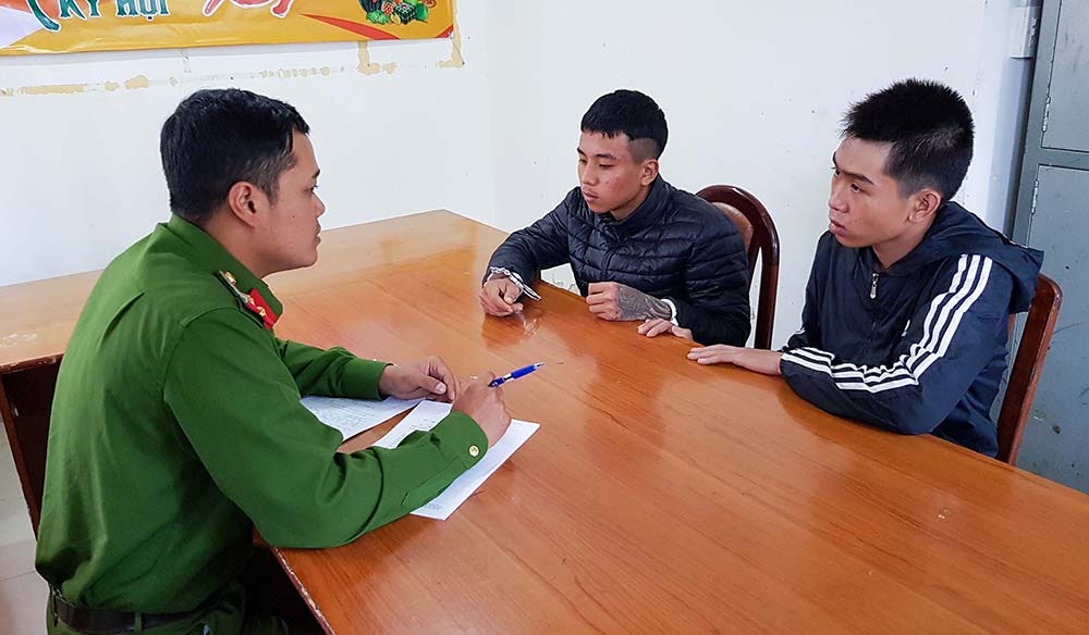 Hai thanh niên người Anh ấn tượng với nghiệp vụ truy bắt cướp của Công an Lâm Đồng