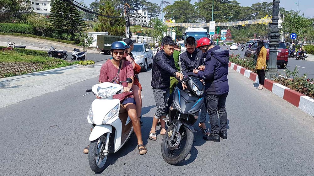 Công an TP Đà Lạt dựng lại hiện trường vụ hai thanh niên giật tài sản 2 du khách người Anh.
