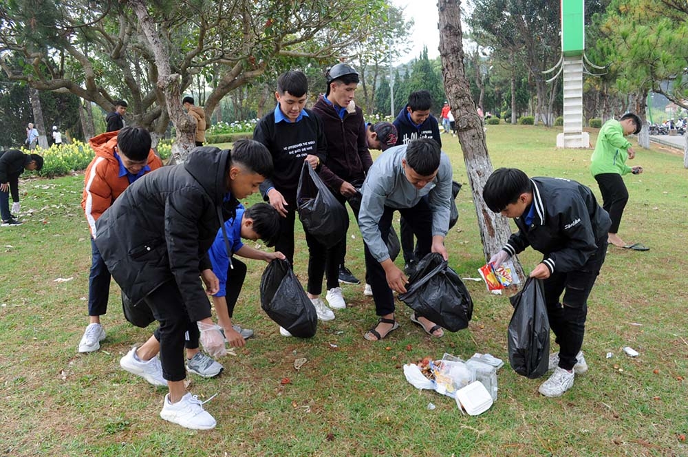 Tham gia thu gom rác thải trên địa bàn Đà Lạt