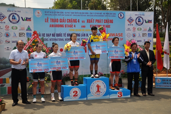 Trao giải thưởng cho 5 VĐV về đầu chặng 4 tại Đà Lạt