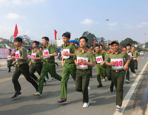Các chiến sĩ trẻ trên đường thi chạy việt dã