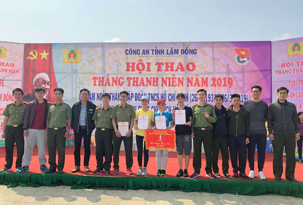 Ban tổ chức trao giải cho các vận động viên xuất sắc