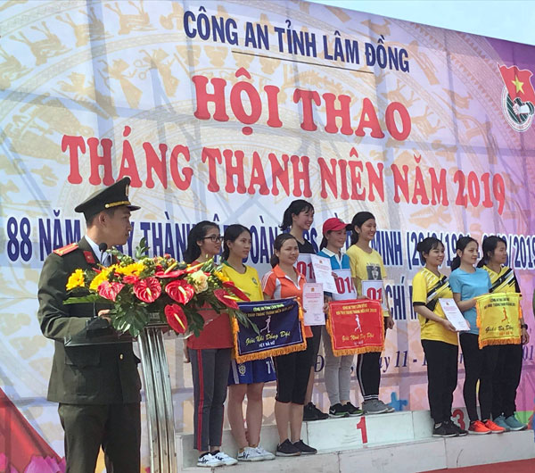 Trao giải cho các CBCS đạt thành tích cao tại hội thao