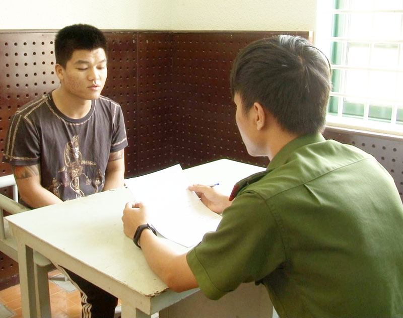 Nguyễn Đình Tuấn tại cơ quan điều tra.
