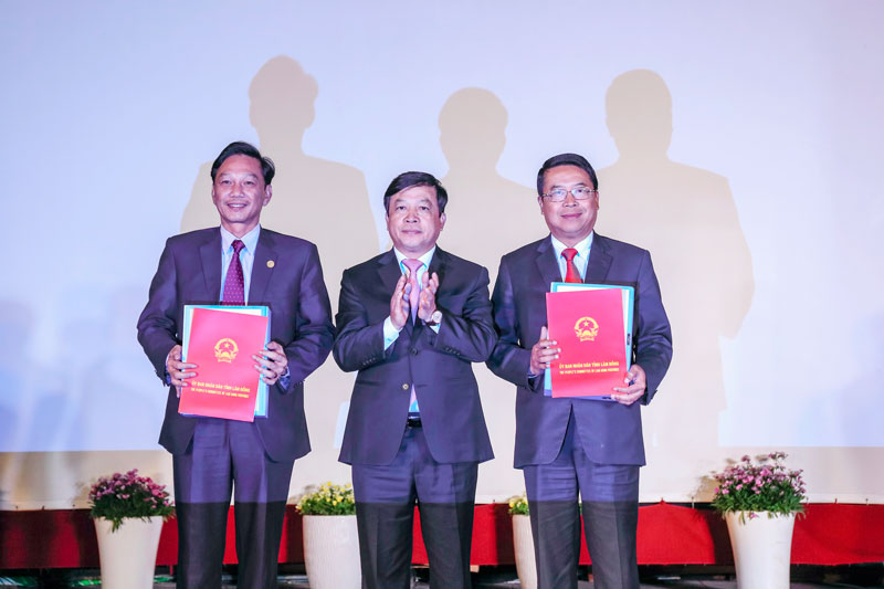 Lãnh đạo tỉnh trao Quyết định phê duyệt qui hoạch cho UBND TP Đà Lạt