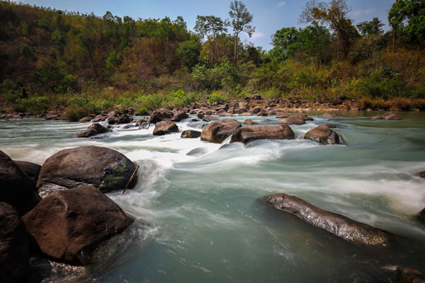 Bãi đá Thác Gia Long phía chân thác