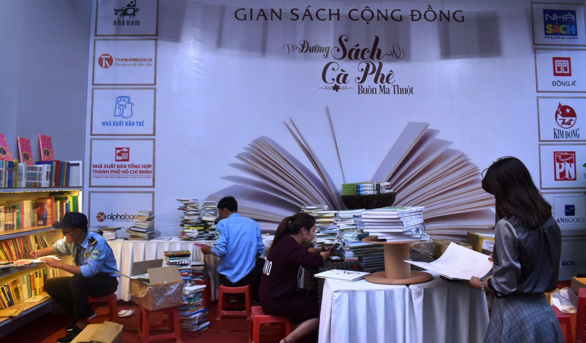 Đường Sách cà phê thu hút số đông bạn đọc trẻ