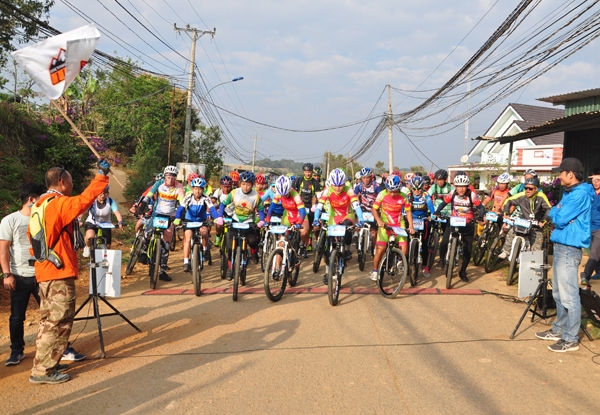 Xuất phát cự ly 42 km nam nữ tại thôn Đankia – thị trấn Lạc Dương