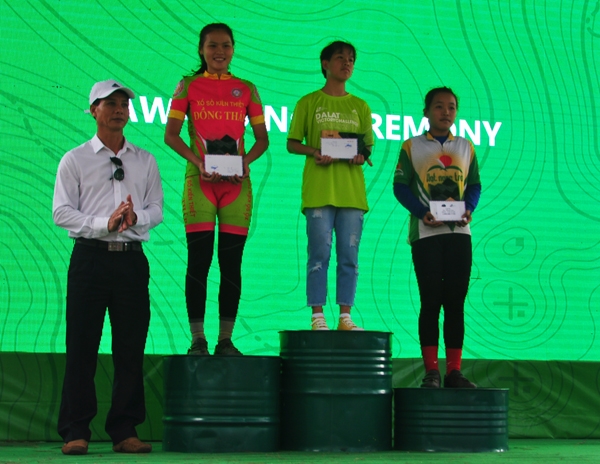 Ông Nguyễn Tiến Hải, Phó Giám đốc Sở Văn hóa Thể thao và Du lịch Lâm Đồng trao giải cho các VĐV