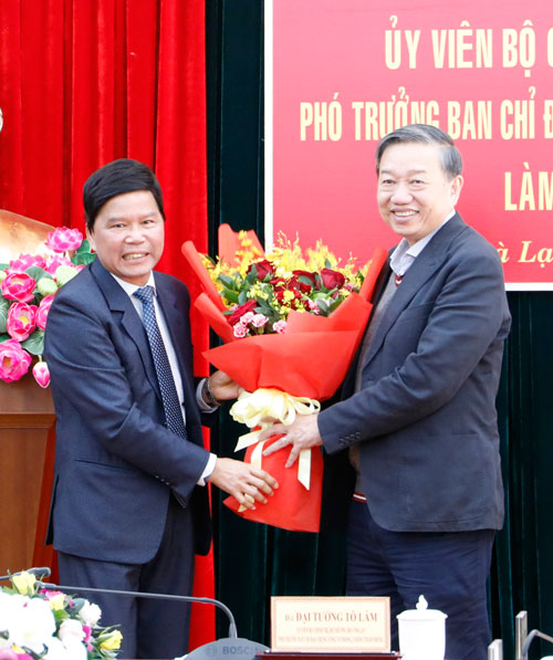 Bí thư Tỉnh uỷ Nguyễn Xuân Tiến thay mặt tỉnh tặng hoa chúc mừng Bộ Trưởng vừa được thăng quân hàm Đại tướng