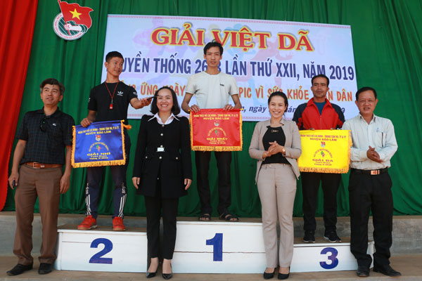 Trao giải cho các đội và các vận động viên đạt thành tích cao