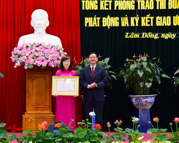 Trao Huân chương Lao động hạng Ba cho bà Huỳnh Thanh Xuân, Bí thư Thành ủy Đà Lạt