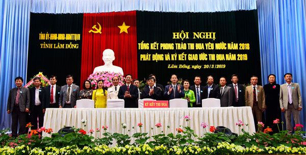 Ký kết giao ước thi đua