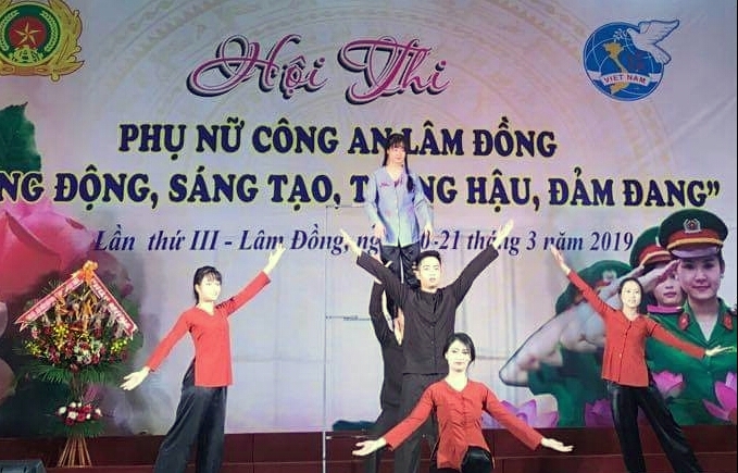 Phần dự thi năng khiếu “Huyền thoại bất tử” của đội thi thuộc Hội PNCS Xây dựng lực lượng -đội đoạt giải đặc biệt