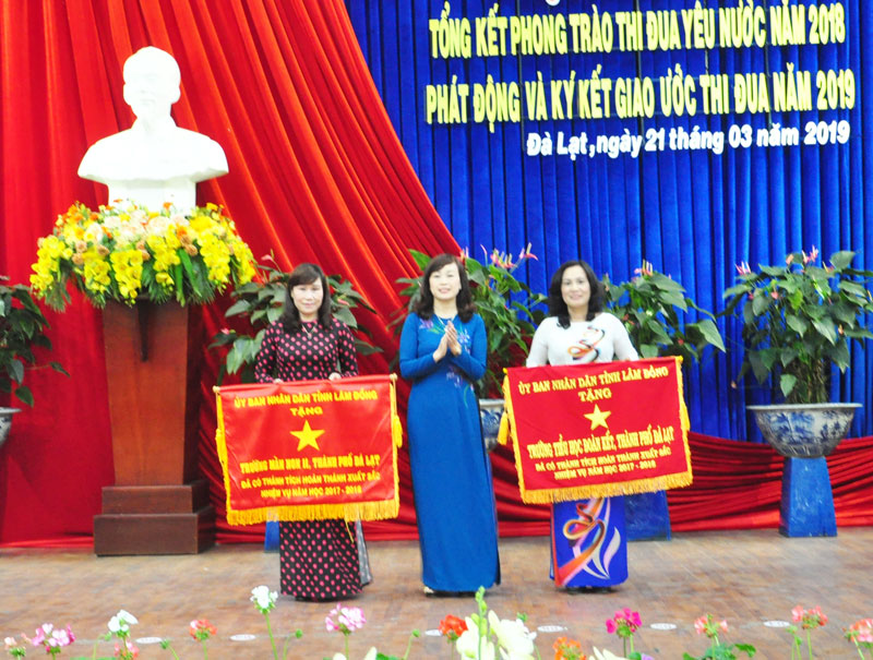 Đồng chí Huỳnh Thị Thanh Xuân, Bí thư Thành ủy Đà Lạt trao Cờ thi đua của UBND tỉnh Lâm Đồng cho Trường Mầm non 11 và Trường Tiểu học Đoàn Kết, Đà Lạt