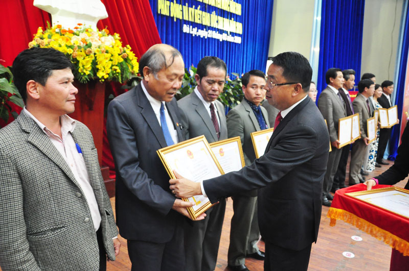 Chủ tịch UBND thành phố Đà Lạt Tôn Thiện San trao danh hiệu Tập thể Lao động xuất sắc của UBND tỉnh Lâm Đồng cho các đơn vị