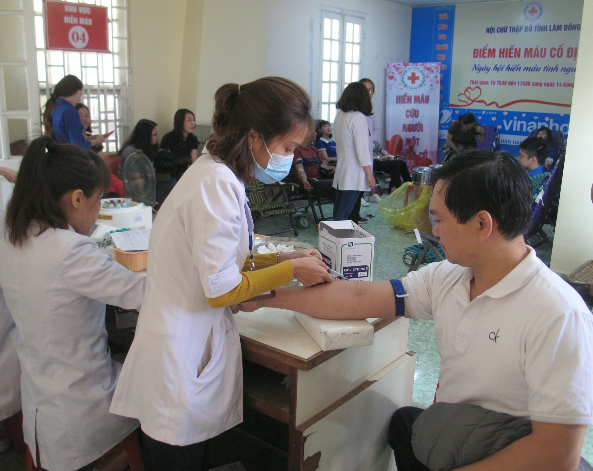 Lấy máu xét nghiệm nhóm máu và sàng lọc các bệnh về máu từ người hiến máu tình nguyện