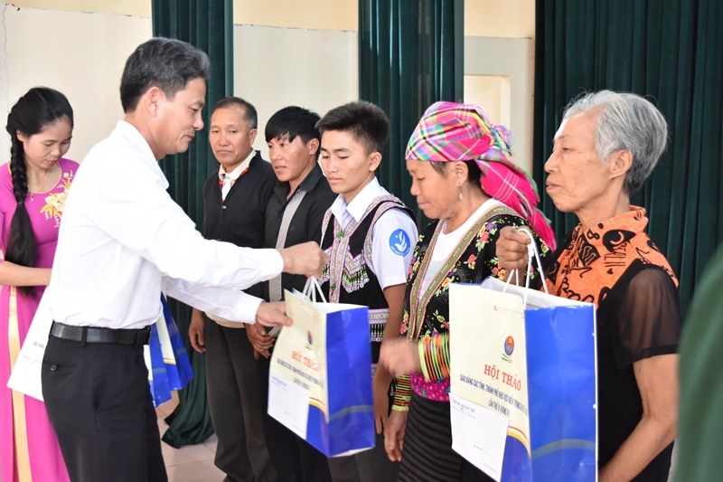 Trao quà cho bà con xã Đắk Ngo, huyện Tuy Đức