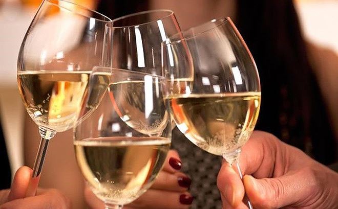 Người mắc bệnh cao huyết áp cần hạn chế uống rượu, bia hoặc ngừng hoàn toàn loại đồ uống có thể gây nguy hiểm này. Ảnh minh hoạ: Internet