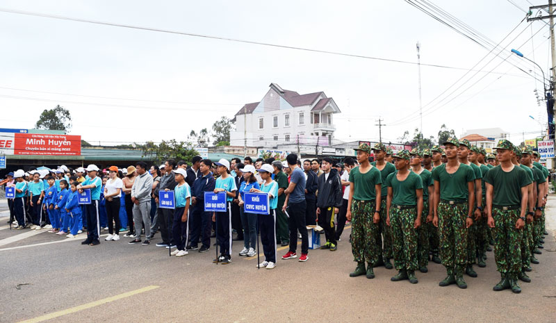 Đông đảo cán bộ, công chức, viên chức, lực lượng vũ trang, các cụ cao tuổi, các em học sinh, các vận động viên đến từ các xã, thị trấn, cơ quan, đơn vị, trường học trong toàn huyện đã sôi nổi tham gia chạy và cổ động.