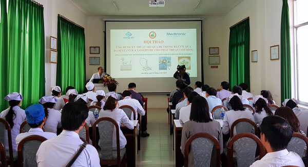 Các bác sĩ chuyên ngành ngoại thần kinh của các tỉnh, thành phố tham dự hội thảo