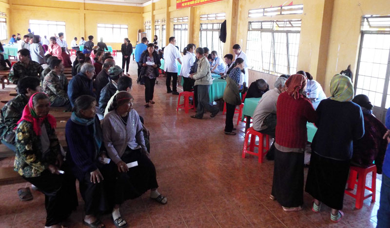 Khám bệnh phát thuốc miễn phí cho hơn 200 đồng bào khó khăn ở P'ró