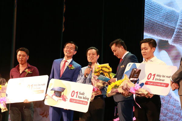 “Giải thưởng này đã mang đến may mắn và niềm vui lớn đầy bất ngờ cho bản thân tôi cũng như gia đình ngay đầu năm mới” - Anh Nguyễn Hữu Tâm (31 tuổi, Bạc Liêu) chia sẻ tại chương trình
