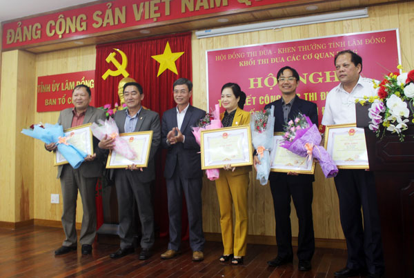 Thi đua &quot;Vượt qua thách thức, tạo động lực, đột phá, phấn đấu hoàn thành toàn diện mục tiêu, chỉ tiêu Nghị quyết Đại hội Đảng bộ tỉnh lần thứ X&quot;