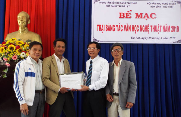 Bế mạc trại sáng tác văn học nghệ thuật Hoà Bình - Phú Thọ