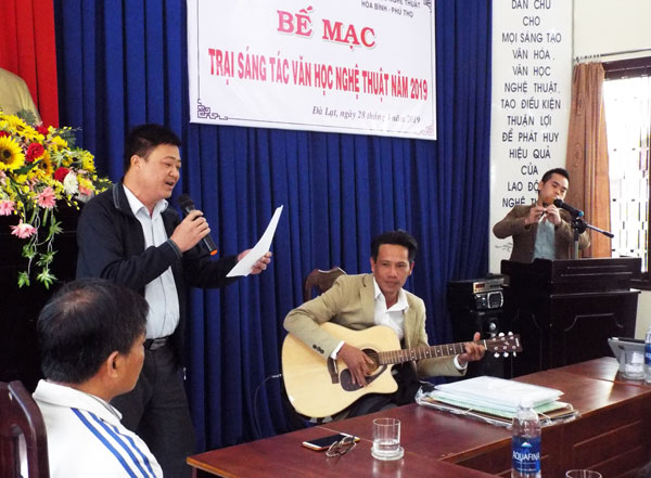 Nhạc sĩ Bùi Đình Chiến trình bày ca khúc Ấy ơi