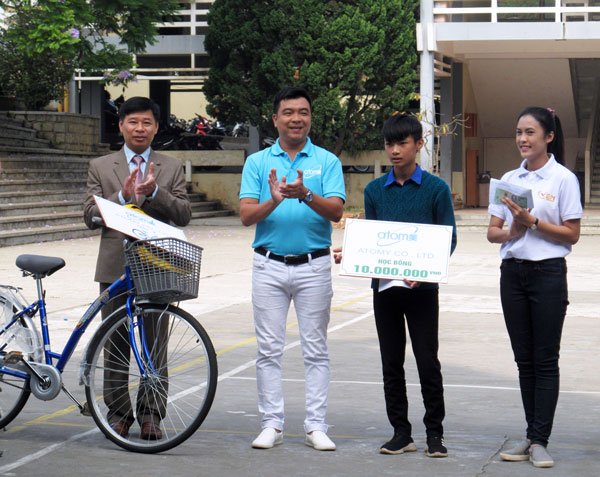 Chương trình &quot;Mở cửa tương lai&quot; giúp đỡ 8 học sinh có hoàn cảnh khó khăn