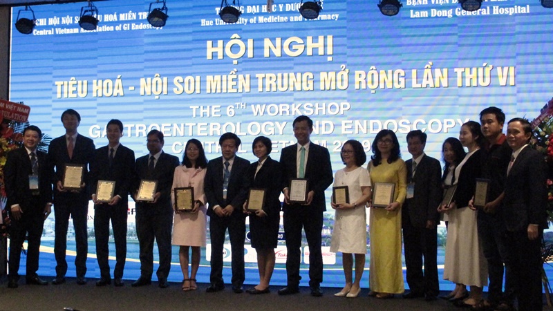 Ban tổ chức trao Kỷ niệm chương cho các đơn vị tài trợ cho Hội nghị
