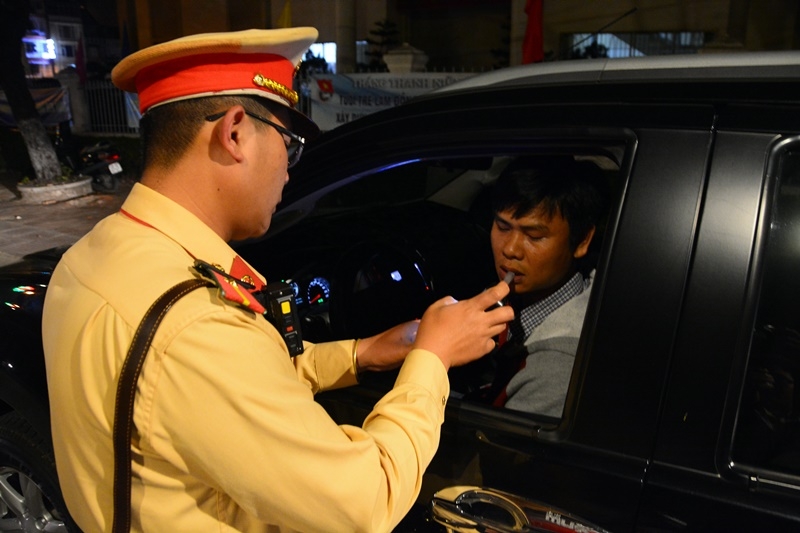 Đà Lạt: 1 giờ kiểm tra đo nồng độ cồn, phát hiện 19 tài xế có sử dụng rượu, bia