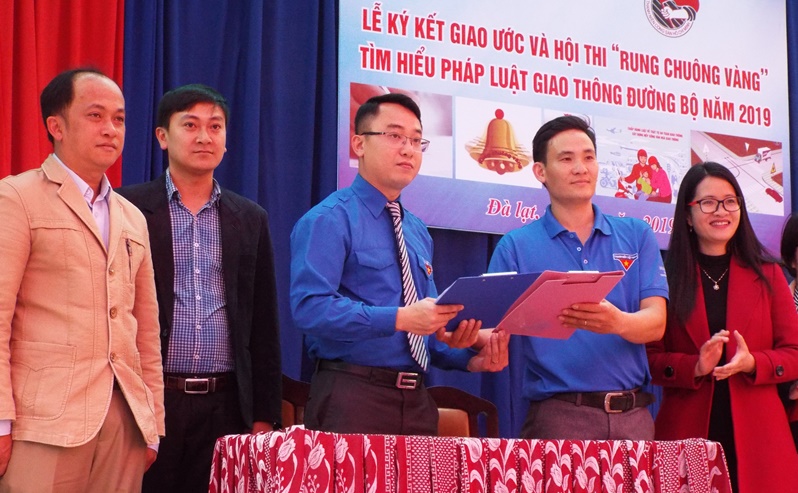 Giao lưu tuyên truyền pháp luật giao thông đường bộ cho gần 1.000 học sinh trung học