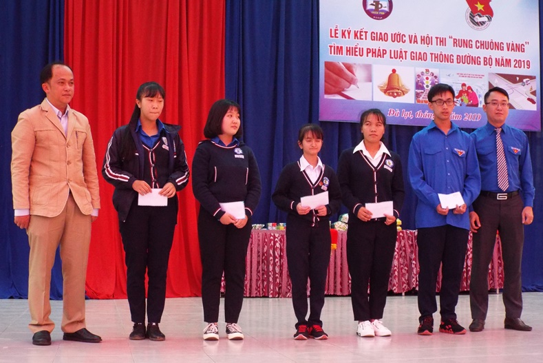 Trao học bổng cho 5 học sinh nghèo hiếu học