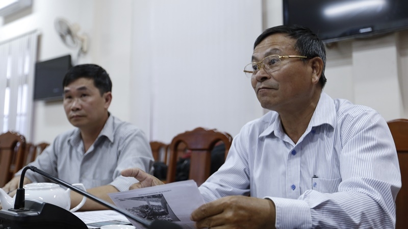 Phó Chủ tịch UBND huyện Đạ Huoai Trịnh Xuân Thuỷ (tay phải) thông tin vụ việc chiều 3/4