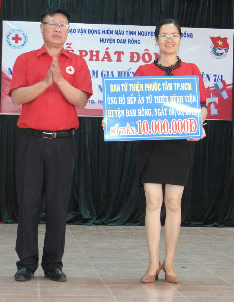 Lãnh đạo Hội CTĐ tỉnh trao tiền hỗ trợ Bếp ăn từ thiện huyện Đam Rông 10 triệu đồng cho Hội CTĐ huyện